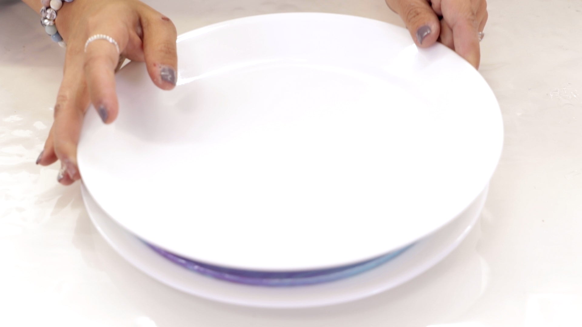 How To Shape Resin - Place the top plate on top of the resin