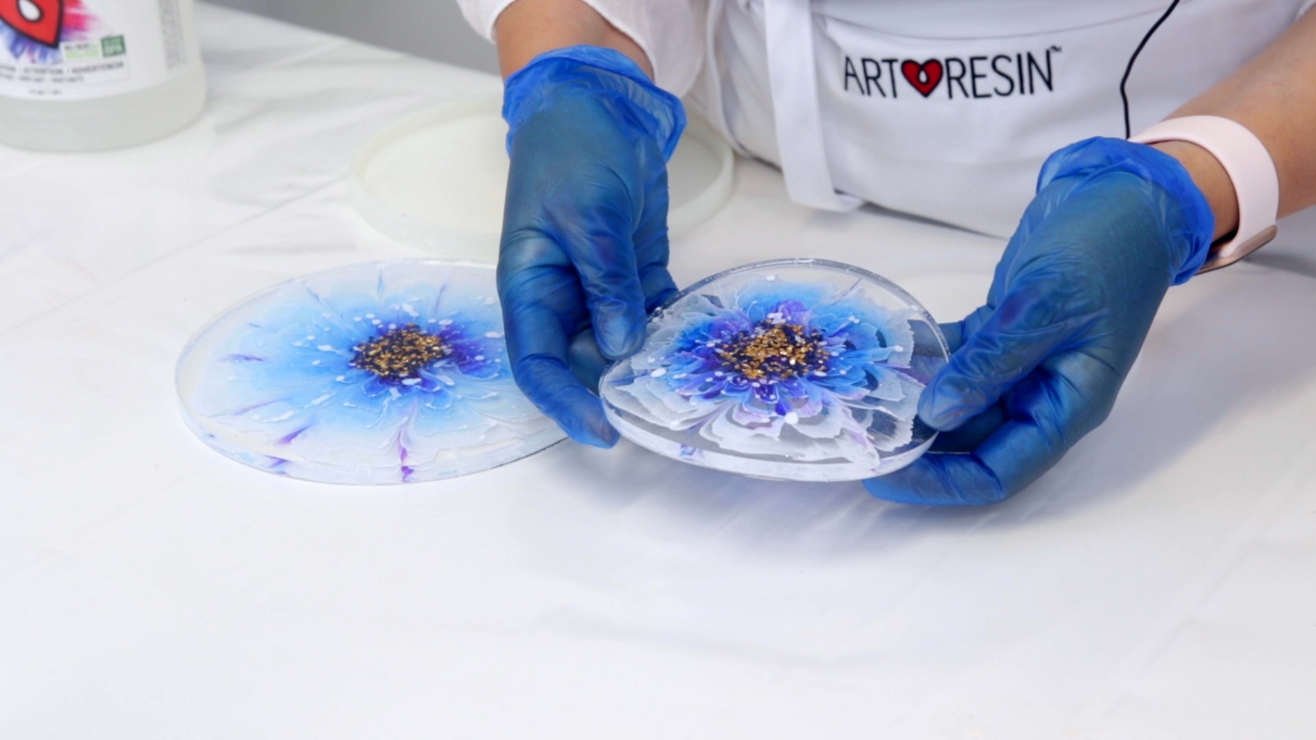 allow resin coasters to lay flat until they are fully cured