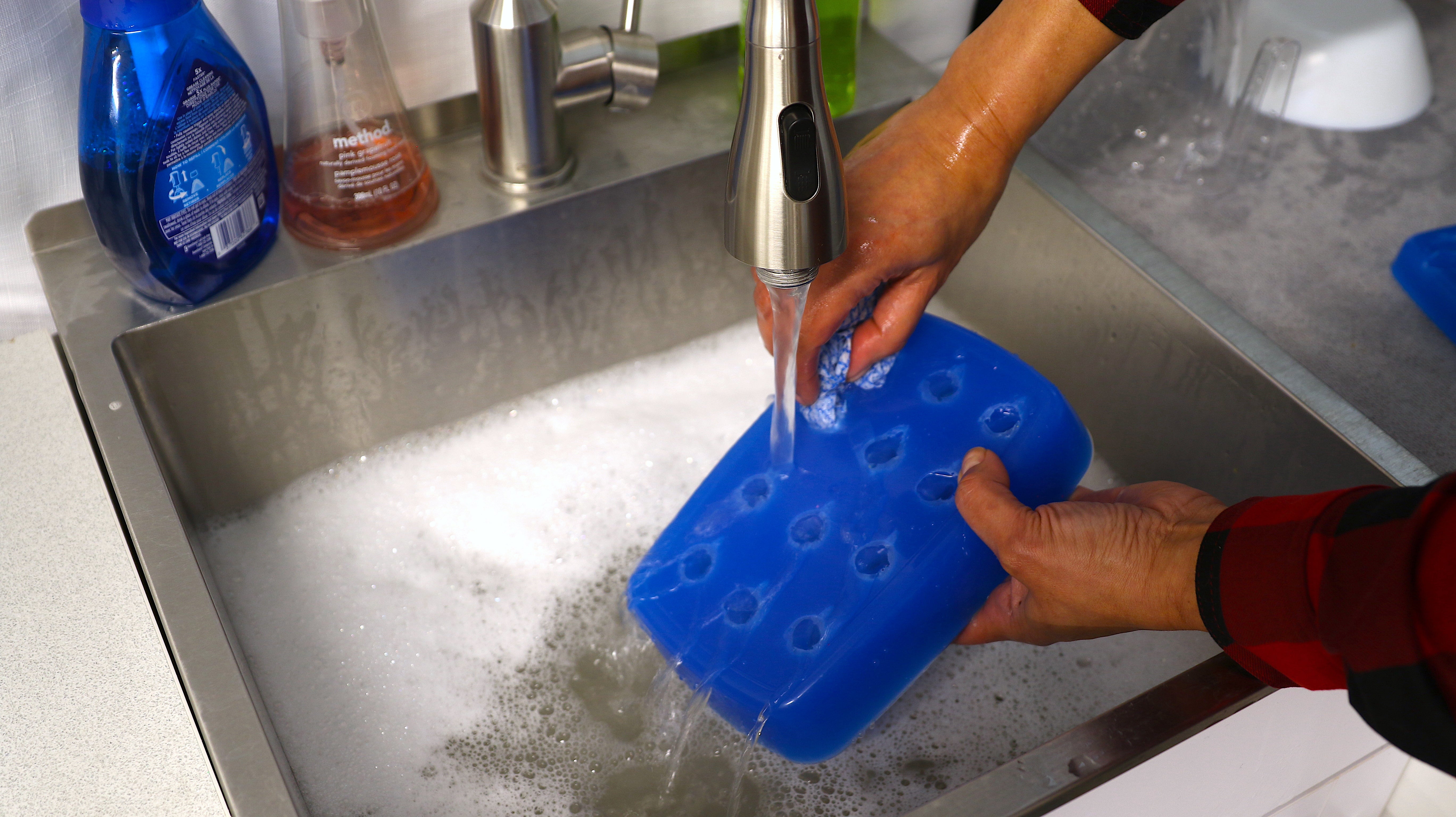 wash silicone mold with a soft cloth in warm soapy water and allow to air dry