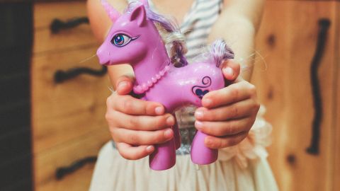 enfant avec un jouet licorne