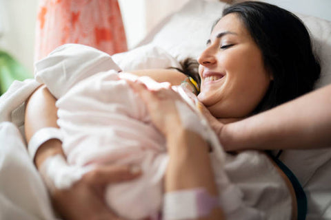 C'est une femme joyeuse qui allaite son enfant