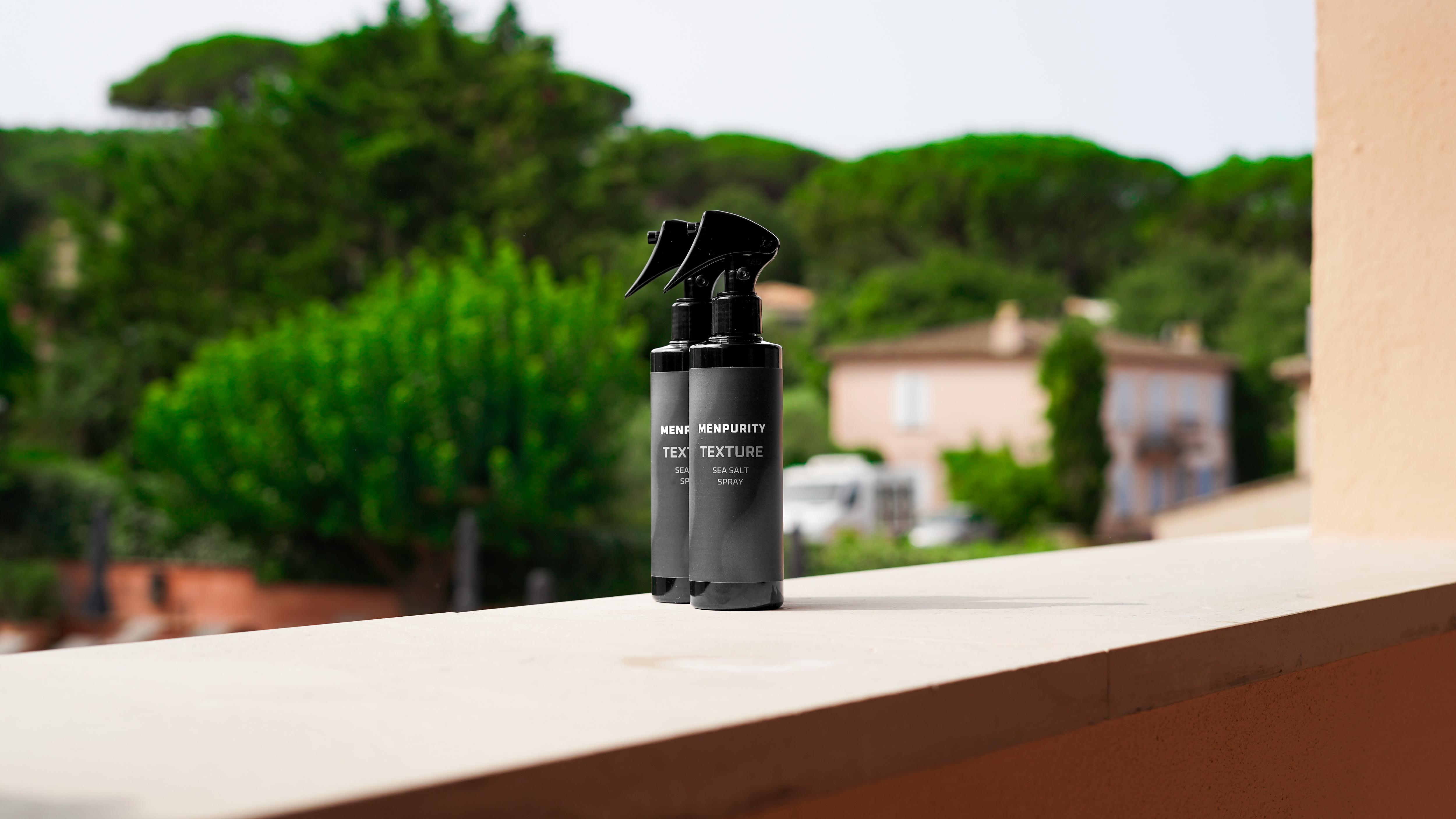 Premium Menpurity haarproduct tegen de luxe achtergrond van Saint Tropez