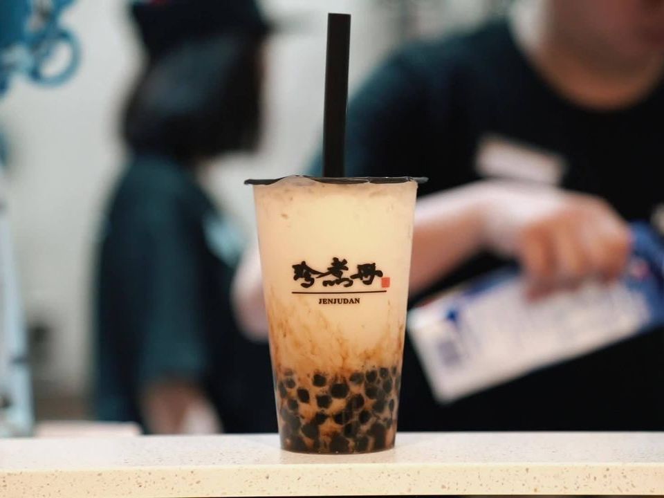 This Bubble Tea Bag Looks Like A Giant Cup Of Milk Tea So You Can Carry BBT  Wherever You Go 