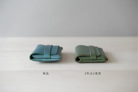 ブルーグリーン革素材の名刺入れ、カードケースの経年変化、酸化した銅板のような色調へ変化、右は2年使用
