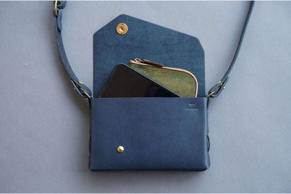 Store a compact wallet and smartphone in a pochette