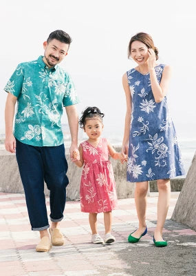 沖縄・ハワイのリゾート婚にぴったりの親子リンクコーデ｜アロハシャツとムームーワンピースでおしゃれな家族コーデ