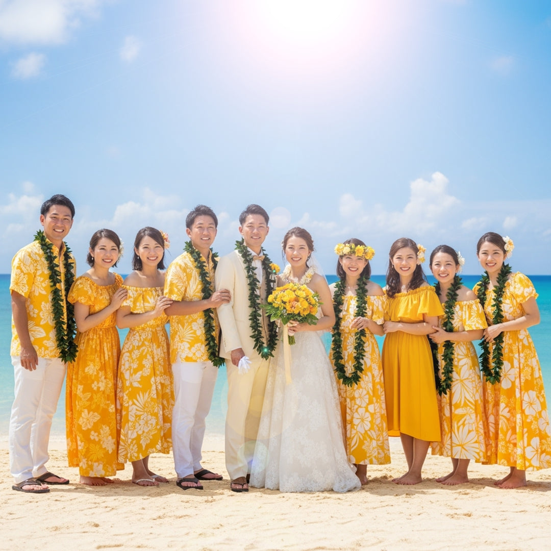 沖縄リゾート婚・ハワイ挙式におすすめ|黄色のアロハとドレスを着たゲストと新郎新婦のビーチ集合写真