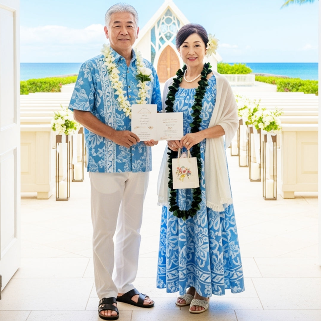 沖縄リゾート婚・ハワイ挙式におすすめ|青いハワイアン柄アロハとドレスを着た両親のチャペルフォト