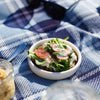 Belegtes Körnerbrot auf Picknickdecke mit Sonnenbrille