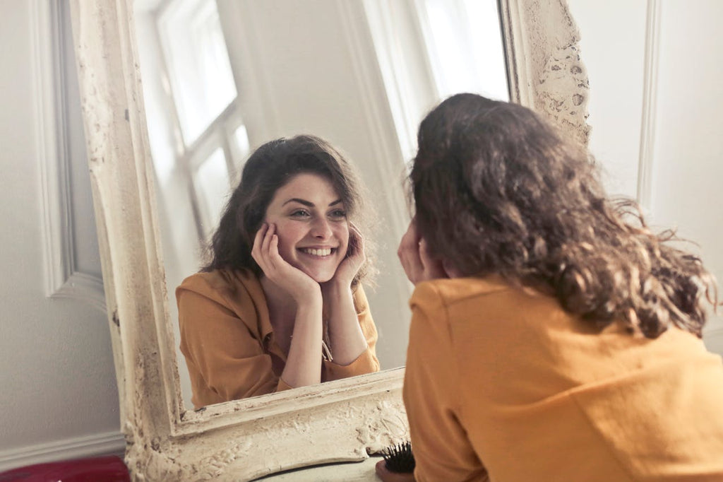 Femme heureuse devant un miroir