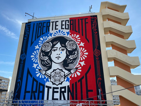 mur réalisé à Paris, liberté égalité fraternité par l'artiste Obey alias Shepard Fairey, print disponible sur notre shop artandtoys.com