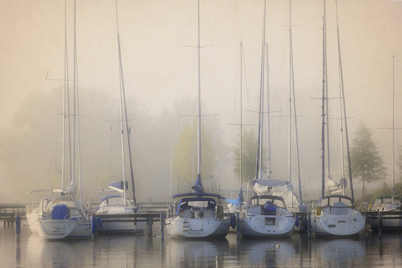 Les bateaux restent au port jusqu’à ce que le brouillard se lève