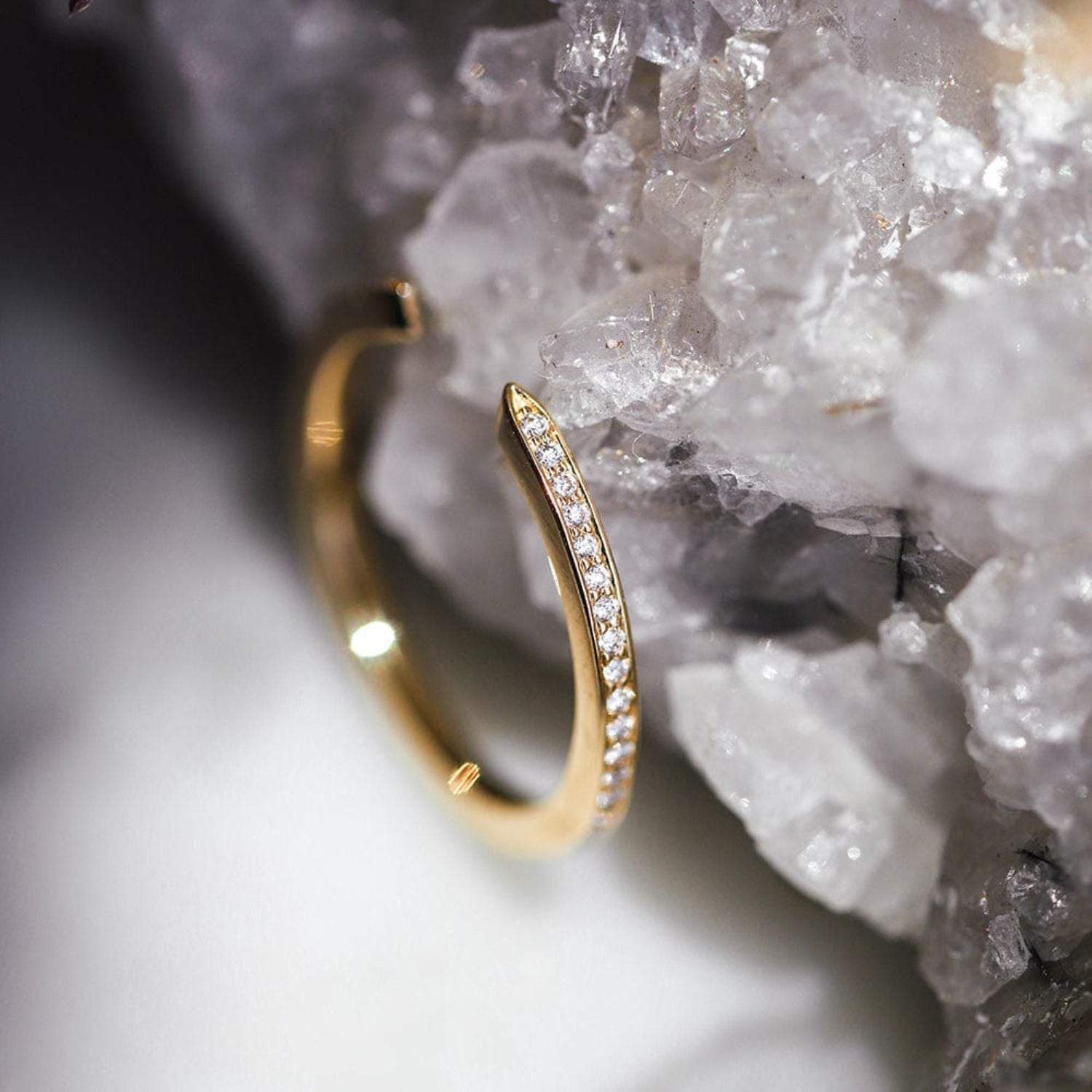 Superior ring med blå topas ædelsten og diamanter i 24kt forgyldt