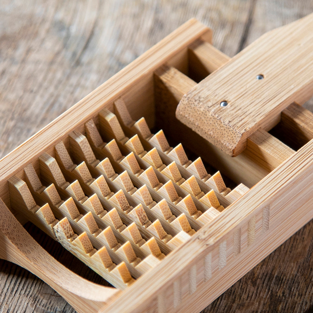 竹製 天然素材 木材 温かみのある質感 手触りの良さ 鬼おろし器 大根おろし 薬味おろし 粗めにおろせる シャキシャキ食感 水切りが良い 手軽に使える 和食 薬味 離乳食 下ごしらえ 伝統的 和風 シンプル 手づくり 職人技 手仕事 ハンドメイド 耐久性 使いやすい