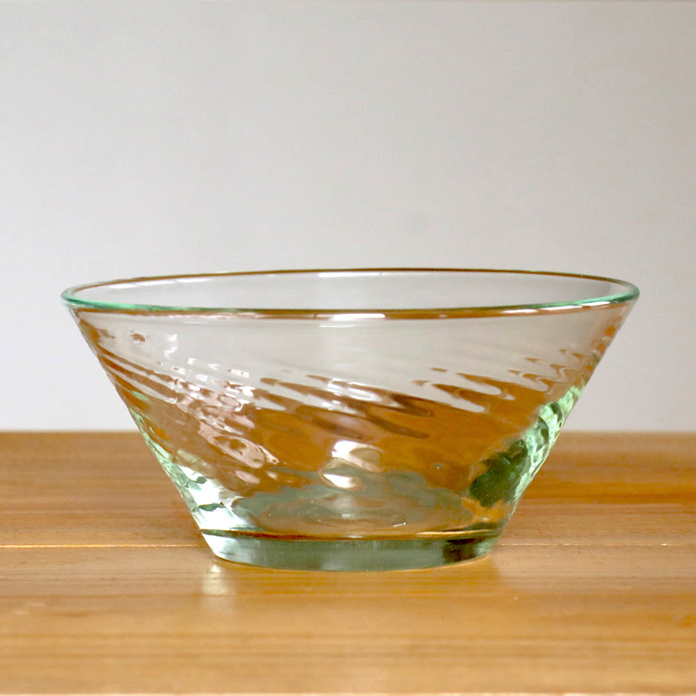 Rainbow Leaf レインボーリーフ ニジノハ 平岩 愛子 皿 ガラス 器 再生ガラス 廃ガラス 沖縄ガラス 青梅市 手作り ハンドメイド 透明 波模様 フリーボウル マルチボール グラス サラダ メイン うどん そば 麺 丼 吹きガラス スタッキング