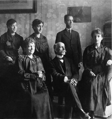 Lorenzo Sans with his wife, son Luis and daughters in 1915