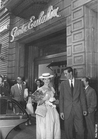 Lorenzo Sans Roig, tercera generació i pare de Luis Sans, amb Miss Algodón el'any 1960 a la sortida de la botiga de Passeig de Gràcia 60.