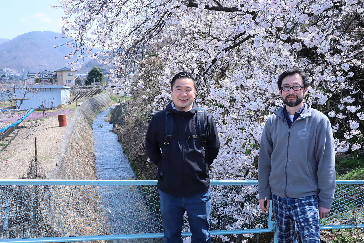筆者自身も桜をバックにおじさん2人のツーショットを取ったのは初めてだったが、撮られたほうも初めてだったのではなかろうか。ともあれ、中々趣のあるショット。