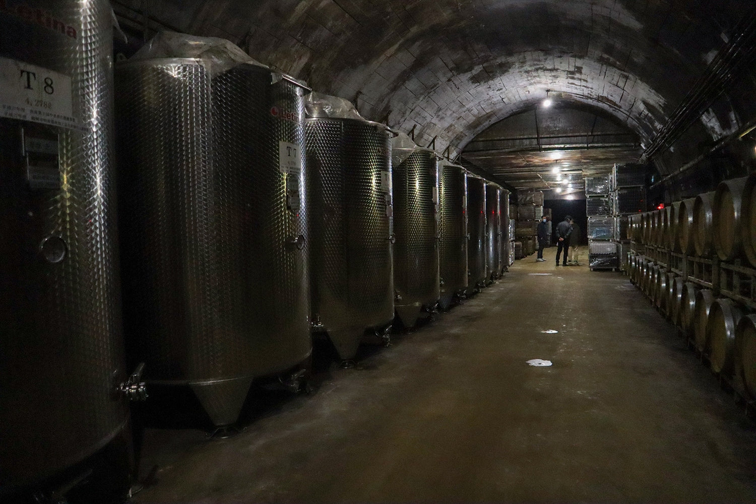 旧国道のトンネルを利用した、月山ワインのワイン貯蔵庫。