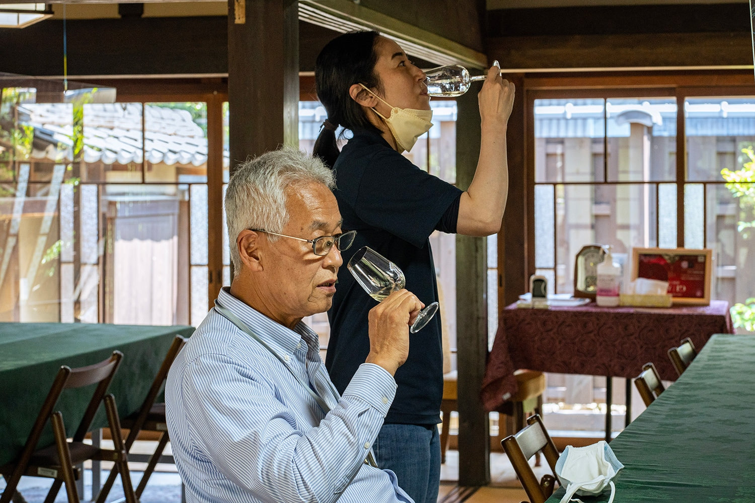 4代目と5代目が揃って、ワインの発酵チェックを行う姿。無事に発酵が進んでいるようで、この後、自然と笑顔が溢れた。