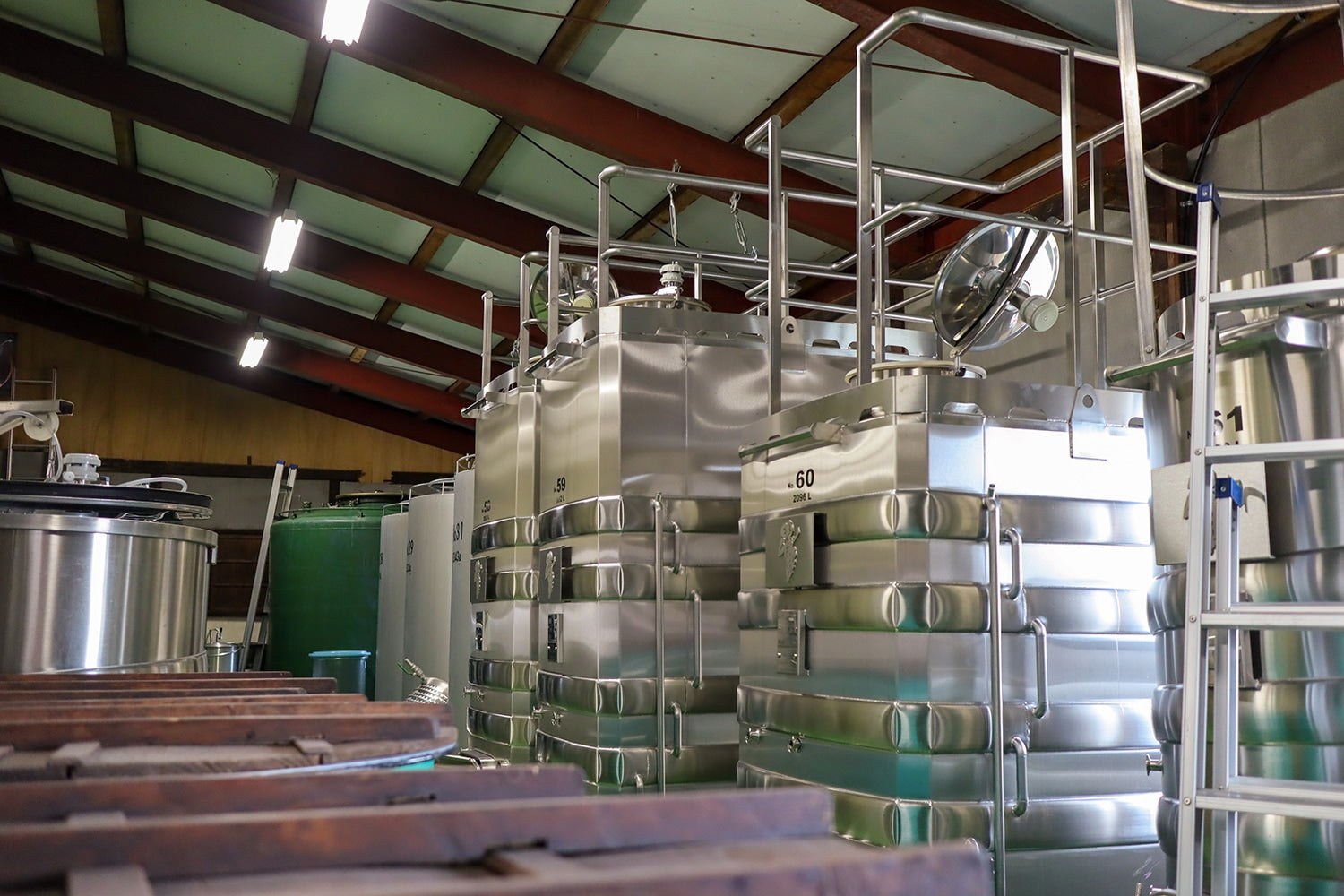 容量の異なるタンクがずらり。年によって生産量に変動が大きい葡萄の醸造には、多数のヴォリュームのタンクを用意しておくことが、生産の効率化に役立つそうだ。