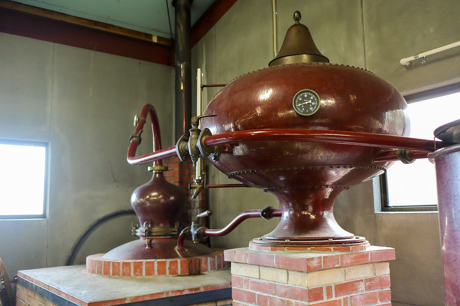 マール・ド・キザンの生産のための蒸留器。機山洋酒では、搾りかすに水分と糖を加え、それを蒸留することで製造している。
