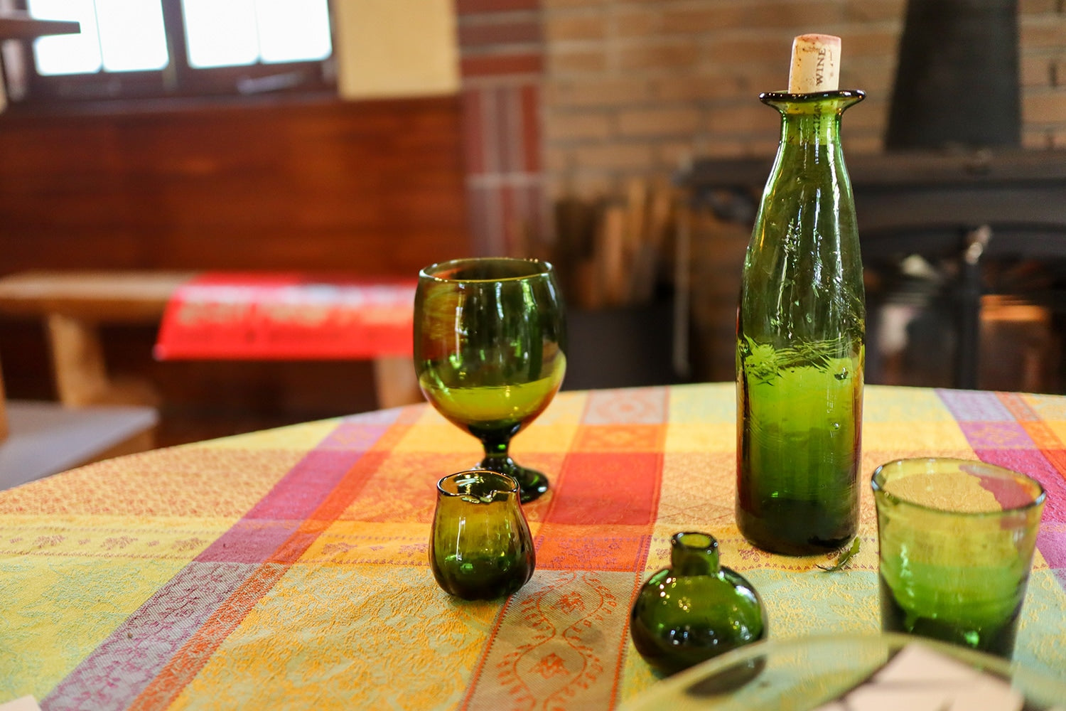 直売スペースには、ワインボトルから造られたグラスやミニボトルがしつらえられている。