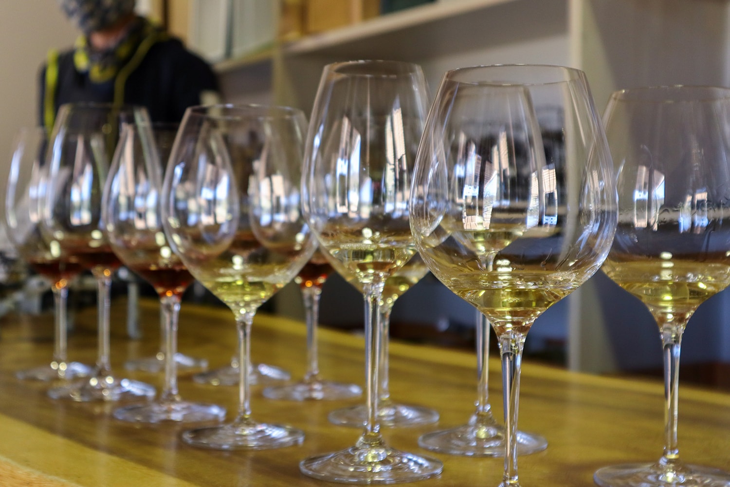 ワイナリーに併設するショップでは、楠わいなりーでもハイクラスのワインが有料で試飲可能。それぞれに最適な形状のグラスで楽しめる贅沢なテイスティングです。