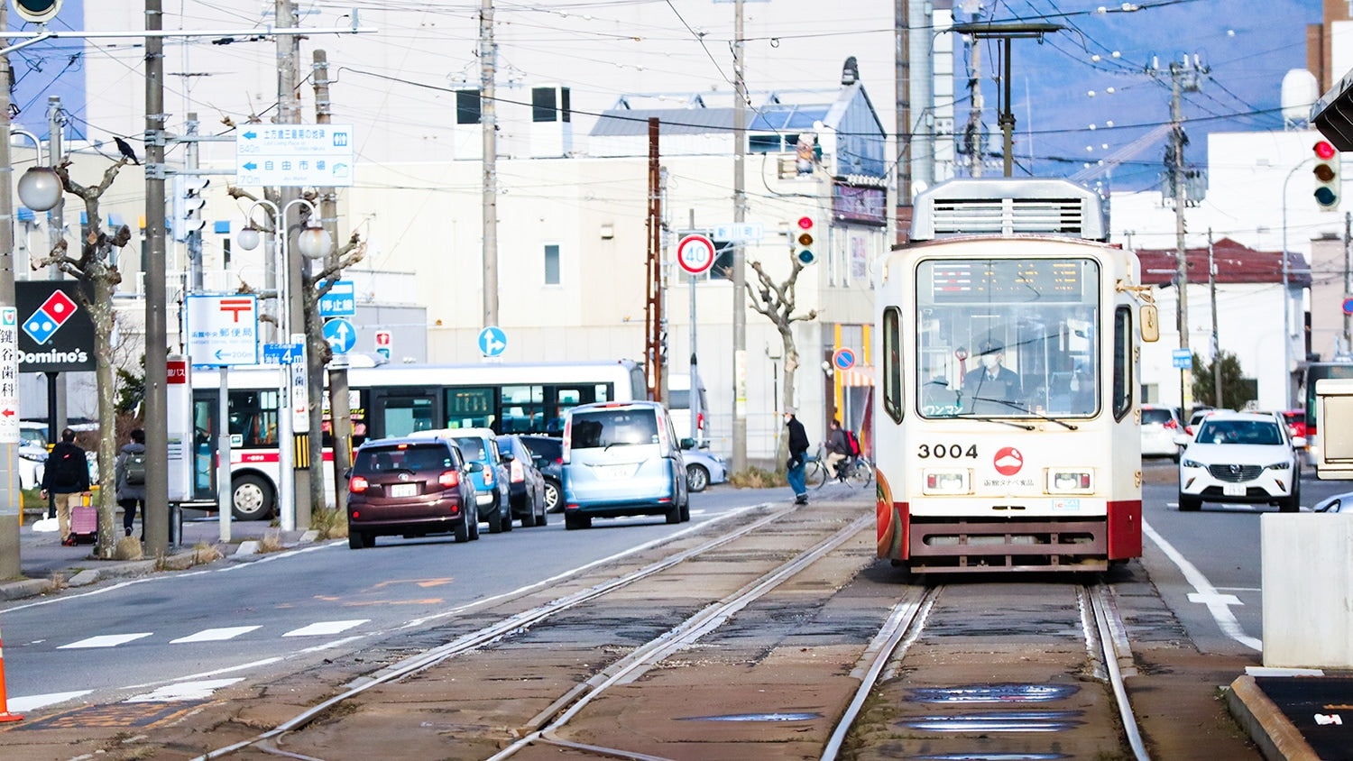 路面電車が横断する、趣のある港町だ。