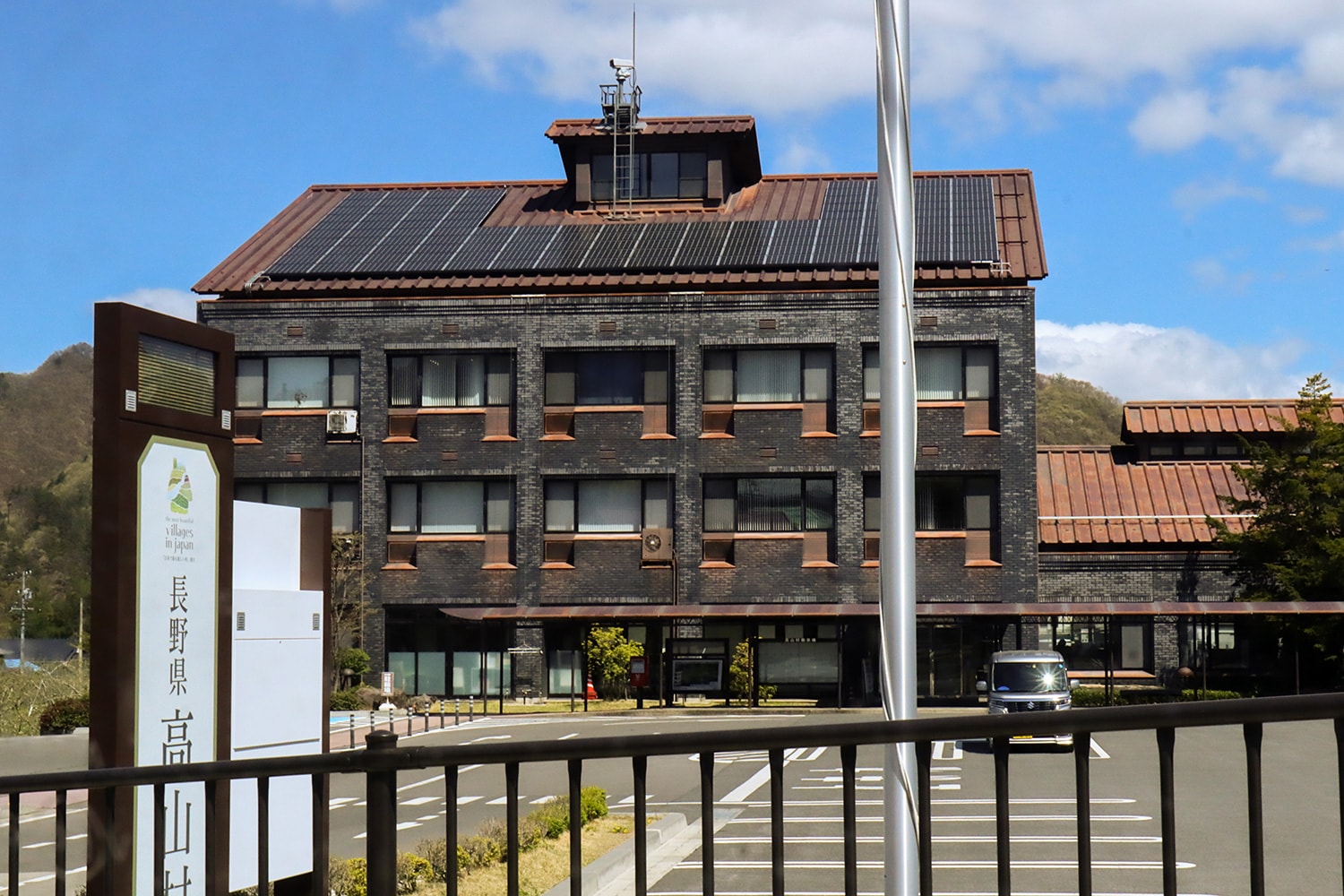 ワイン醸造の専門職員として鷹野さんが務めた高山村役場。「まさかこの年で地方公務員になるとは思っていなかった」と鷹野さん。