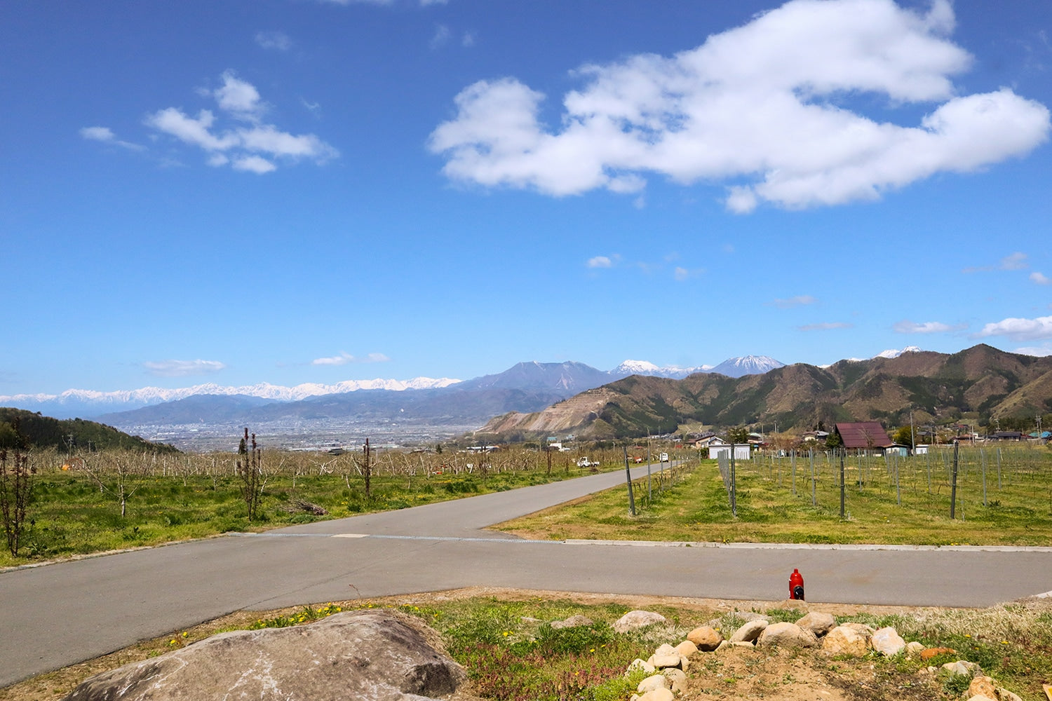 信州たかやまワイナリーは、高山村の中でも比較的標高の高い傾斜地に位置している。