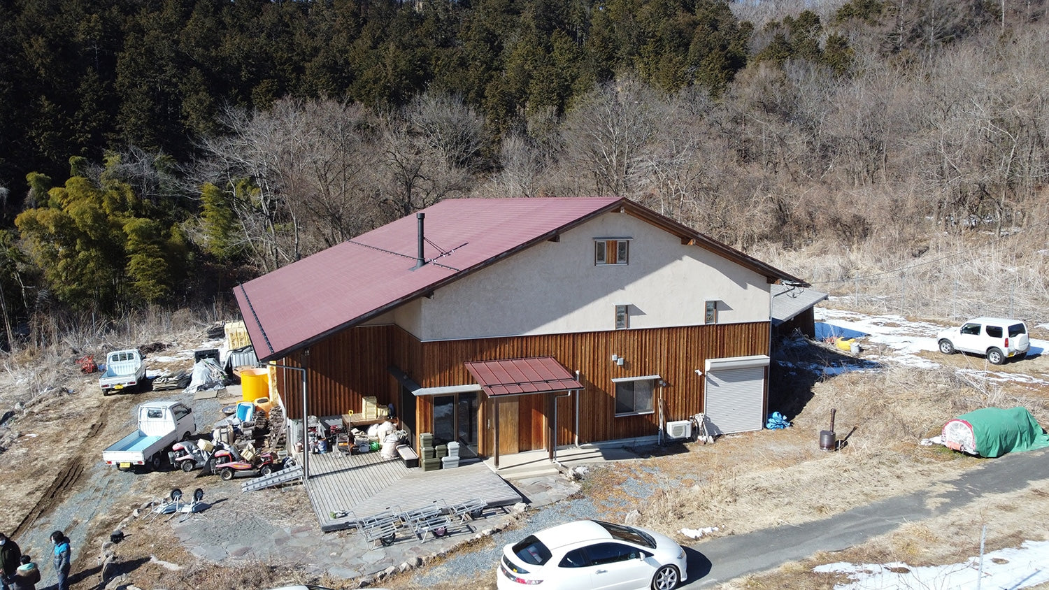 鹿児島県の火山灰、宮城県栗駒山の杉、羊毛の断熱材等、全て国産の天然素材を用いて建造されたというワイナリー。