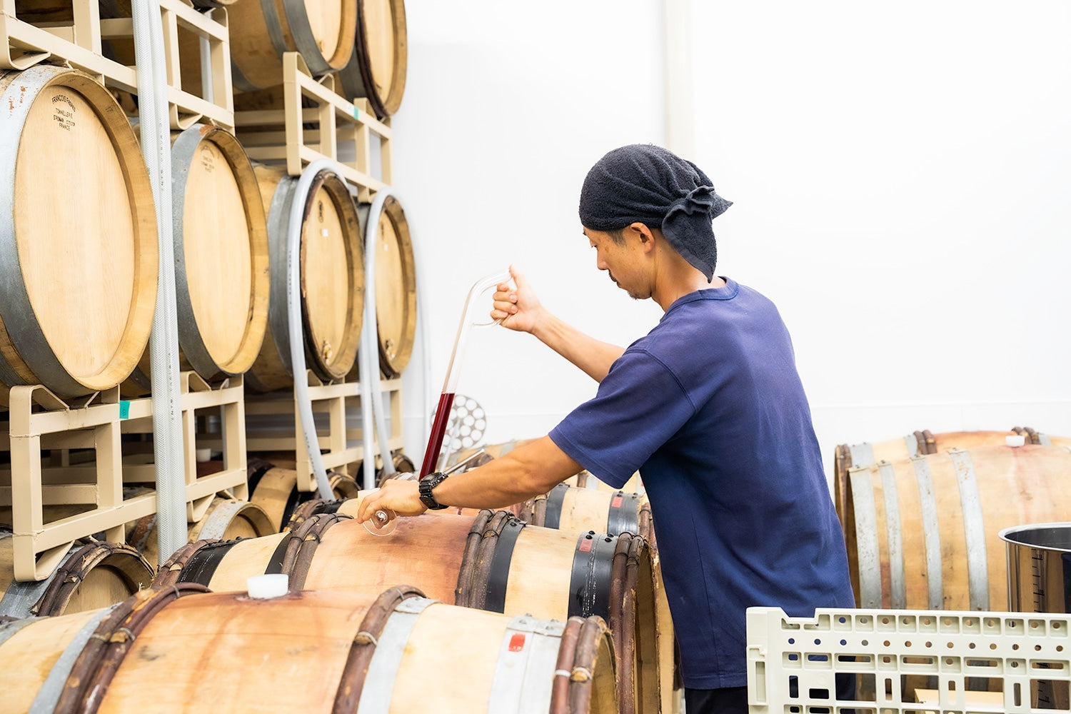 樽に眠るワインを試飲させて頂いた。どのワインも芳醇な香りを放ち、ワインがなくなった後もグラスから香りが立ち上がってくる。果実味と酸味のバランスも素晴らしく、樽毎購入させて下さい（そんなお金はないけど・・・涙）！と言いたくなる味わいだ。今からリリースが待ち遠しい。