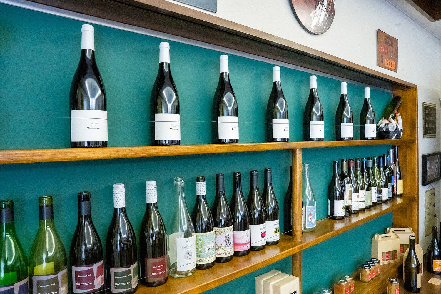 施設の中にワインショップが併設されており、テール・ド・シエルのもののみならず、委託醸造を受けている先のワインも購入することができる。