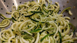 Basische Rezepte: Zucchinispaghetti mit schneller Sauce