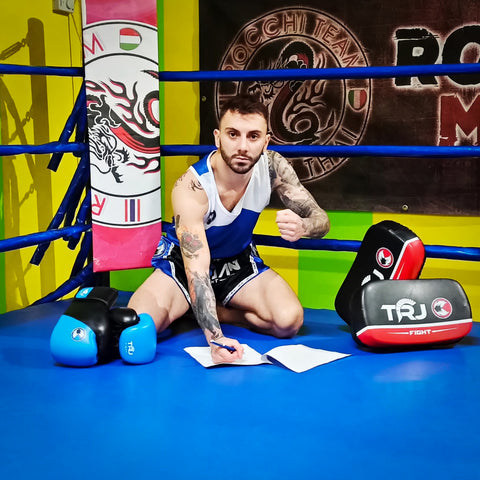 Federico Fava ha firmato un accordo in esclusiva per attrezzature sportive da combattimento e abbigliamento sportivo con Trojan Fight