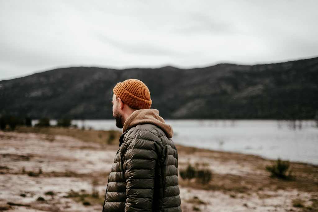 Porter une veste chauffante pour explorer la nature.