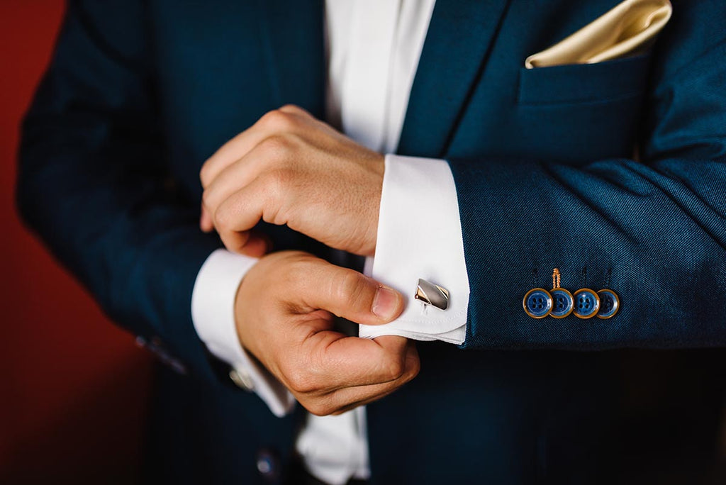 how to put on cufflinks