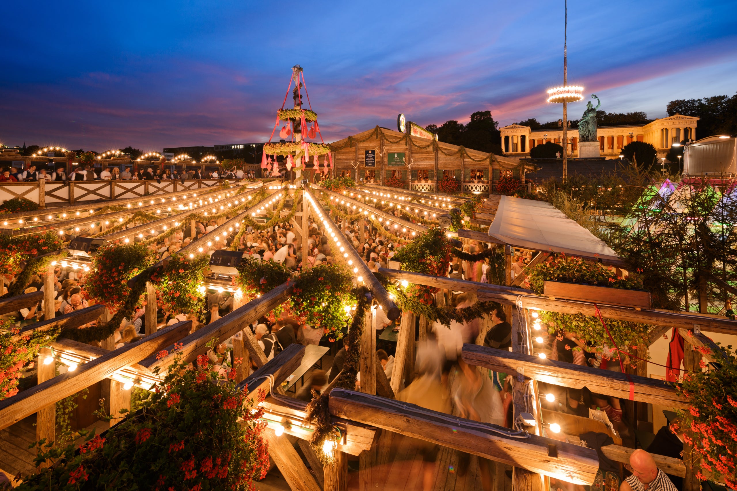 Wiesn Biergarten Blick aufs Bauernhaus