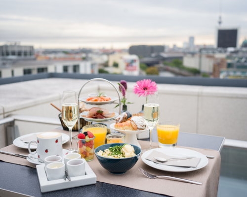 Frühstückstisch mit Blick auf Berlin 