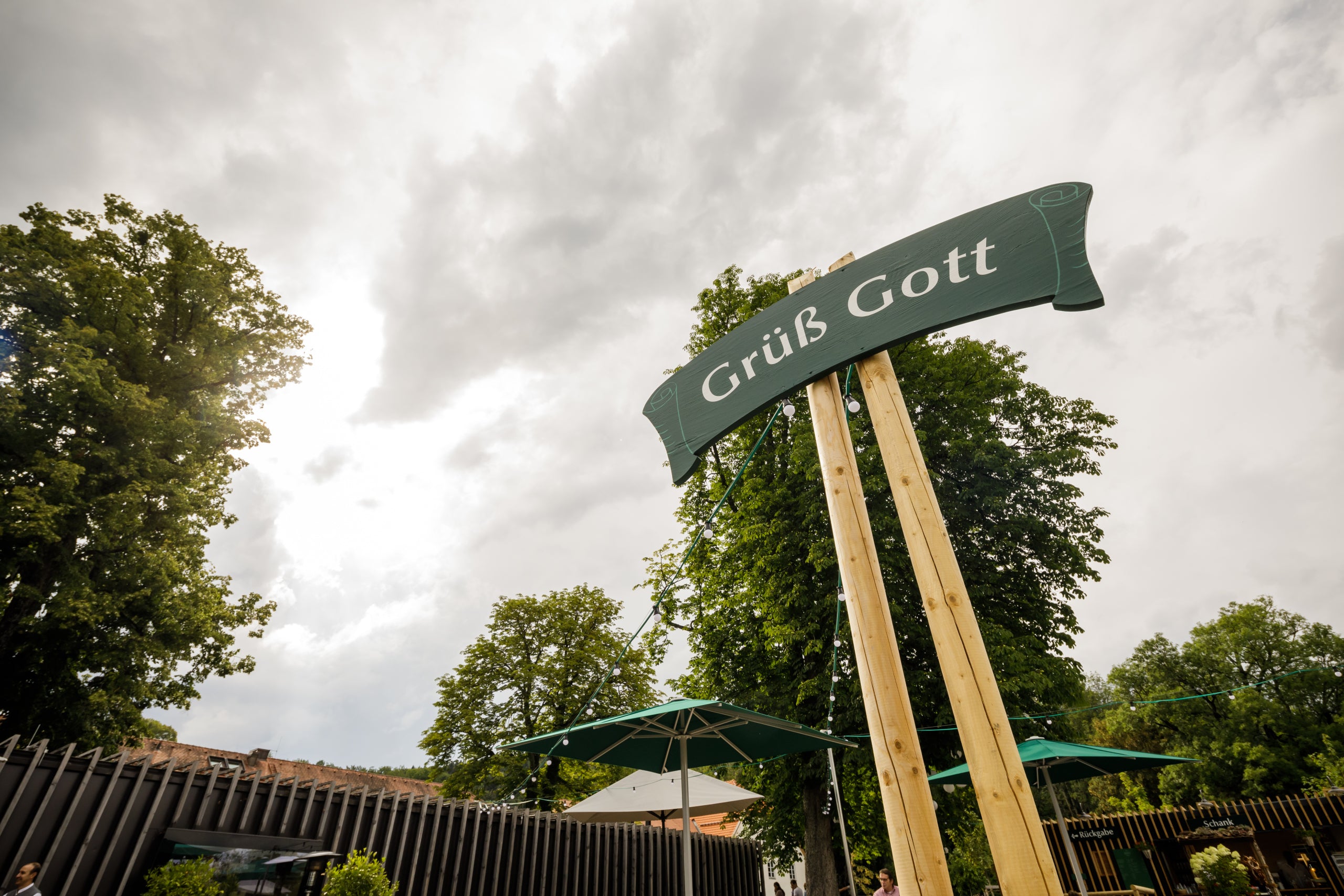 Biergarten Gut Kaltenbrunn Schild grüß Gott