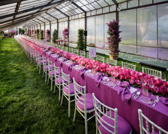 Lange Tafel mit rosa Dekoration 