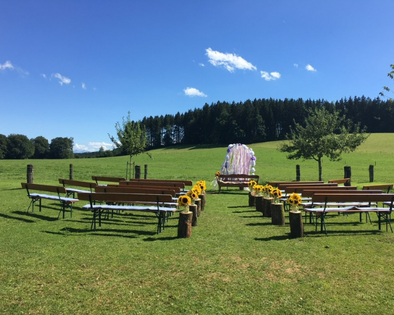 Gut Spielberg Garten mit großer Wiese und Bänken für eine freie Trauung