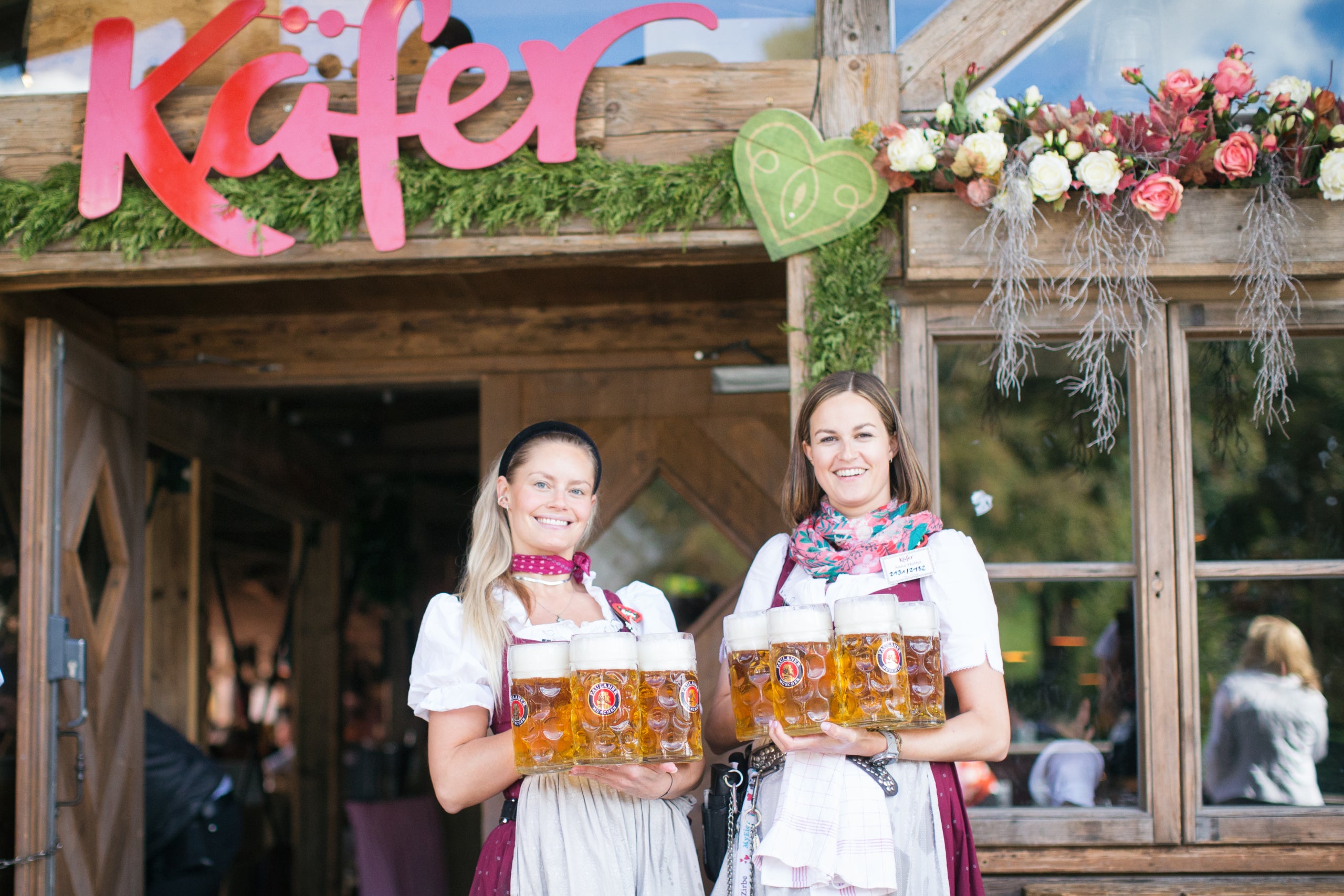 Käfer Wiesn-Schänke Bedienungen vorm Zelt mit Bier