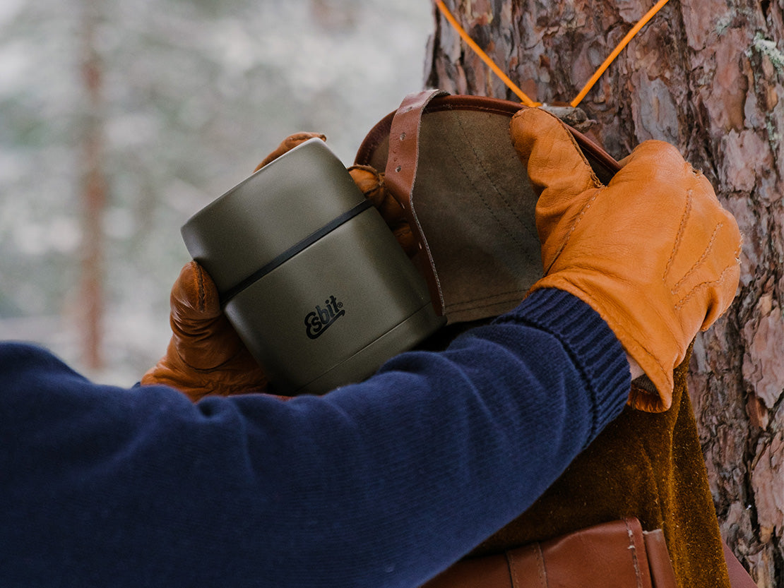 Esbit CLASSIC thermal container in green, 500 ml in a backpack