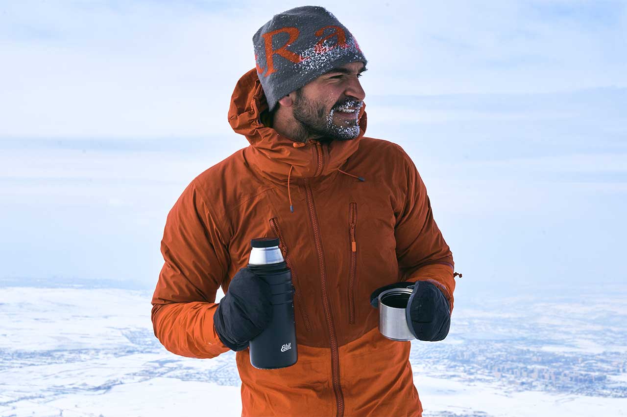 Esbit MAJORIS vacuum flask in black 750 ml in the snow at the summit