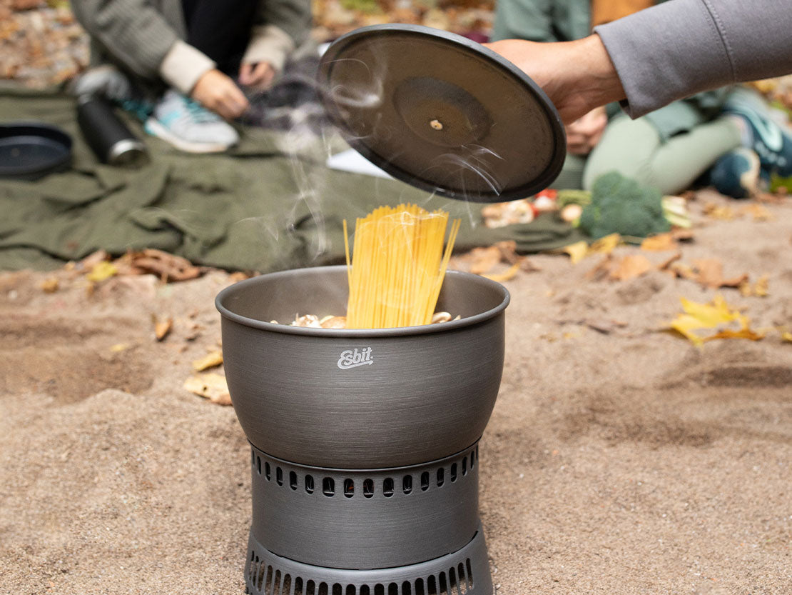 Esbit Spirituskocher mit Wärmetauscher aus hartanodisiertem Aluminium 2350 ml beim Kochen