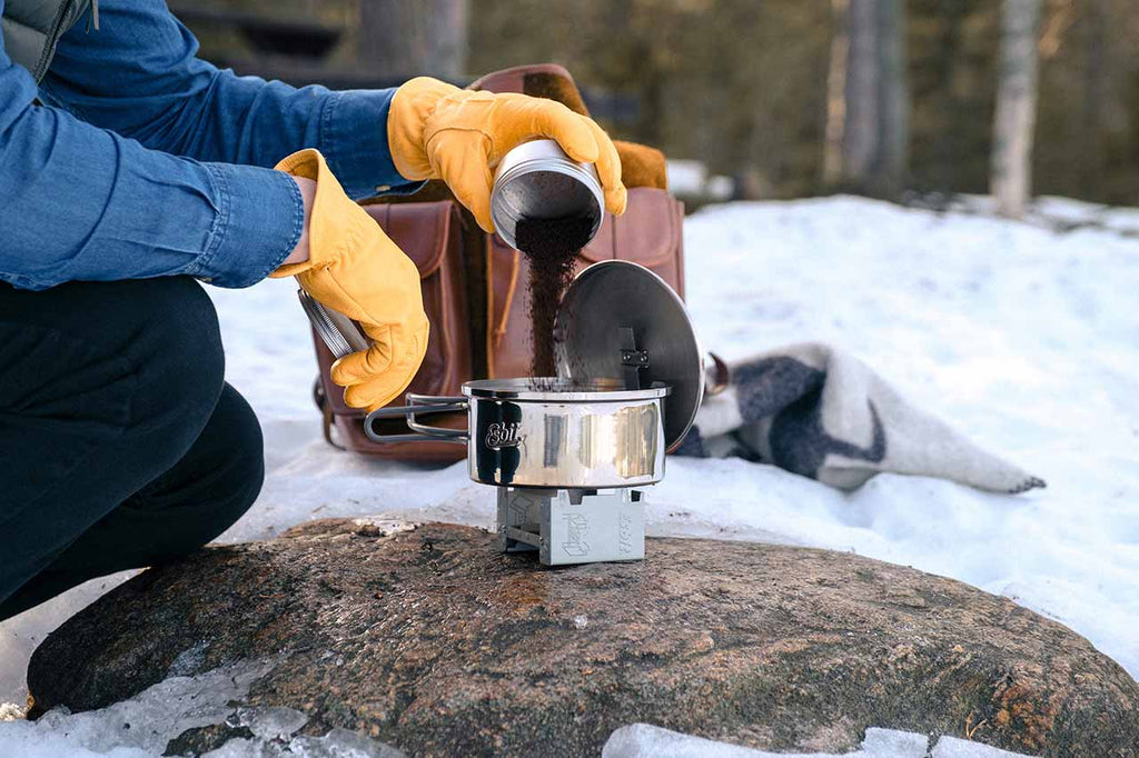 Esbit Topf aus Edelstahl, 1100 ml mit kleinem Taschenkocher beim Kochen im Winter