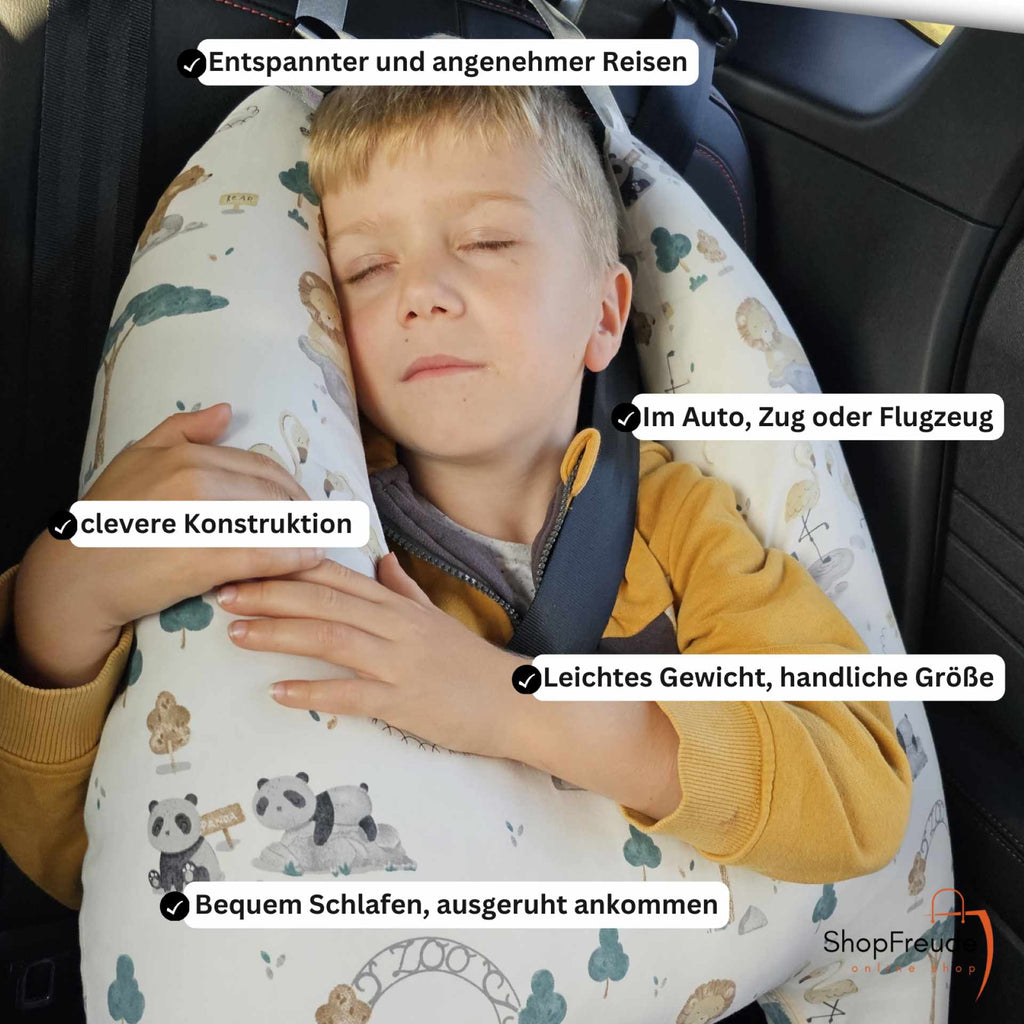 Das Bild zeigt ein Kind, das im Auto mit einem Nackenkissen schläft. Es hebt die Vorteile hervor: entspanntes Reisen, geeignet für Auto, Zug oder Flugzeug, cleveres Design, leicht und handlich, für bequemen Schlaf. Perfekt für Werbematerialien und Online-Marketing von Reiseaccessoires.