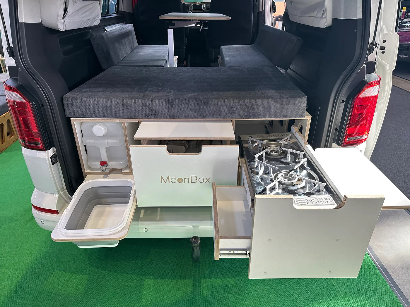 Se MoonBox 115 Modify Minibus/Transporter - Campervan modul til større biler - Hvid hos Offgridconnection